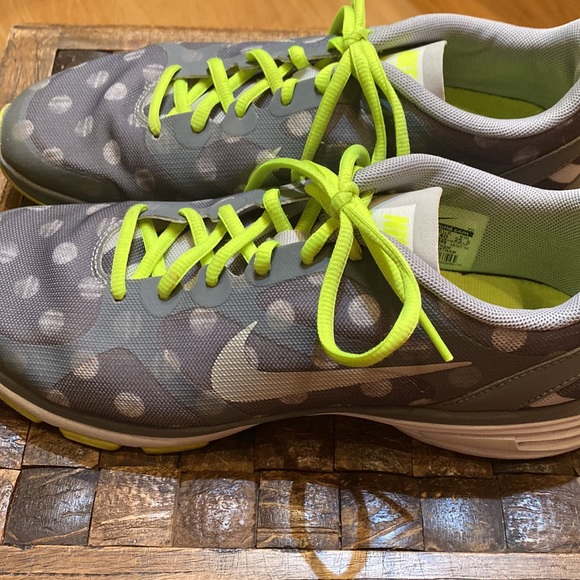 NIKE Sneakers size 8.5 - Picture 2 of 6